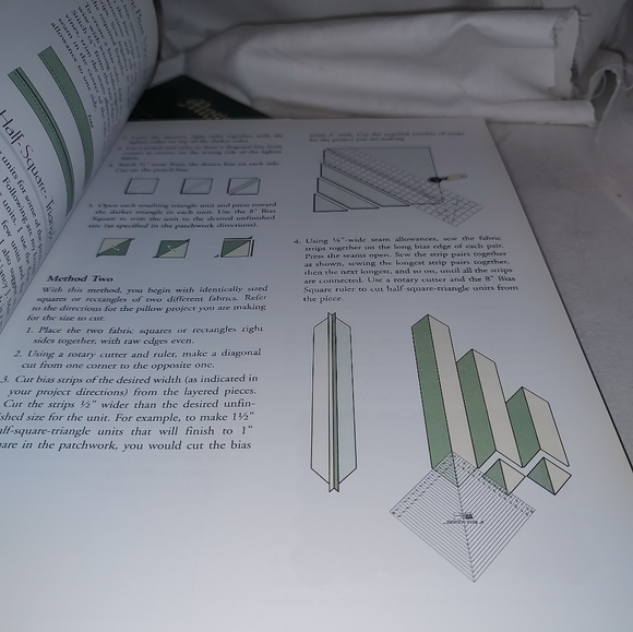 Lot of 2 Pillow quilting books: Pillow Party!, Museum Candlewicking Pillows GC S - Picture 8 of 8